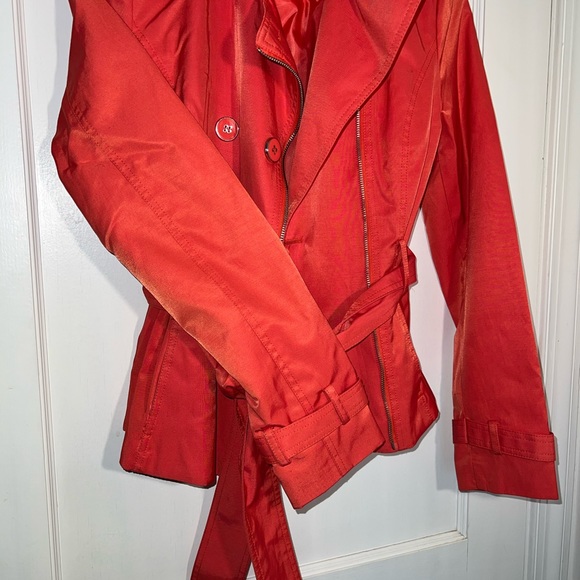 🔥NWOT BLACK RIVET BELTED LARGE BUTTON RED WOMENS CLASSY CHIC RAIN JACKET… - Picture 5 of 10